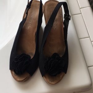 High-heeled wedges in black with rose on toe